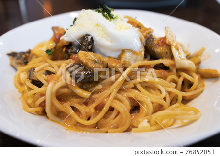 Delicious mozzarella cheese and tomato sauce spaghetti Delicious mozzarella cheese and tomato sauce spaghetti 76852051