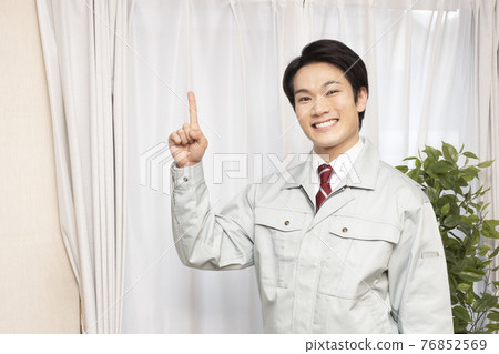 男工用食指打掃房子 男工用食指打掃房子 76852569