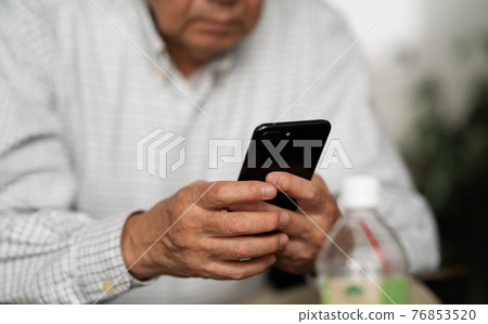 Smartphone smartphone senior man at hand 76853520
