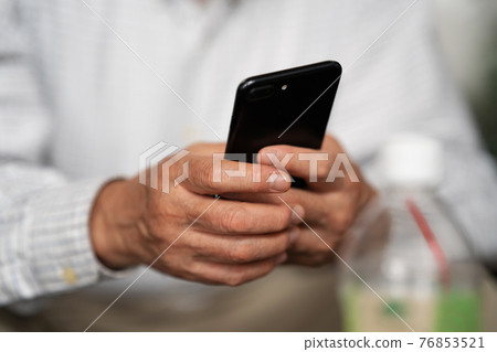 Smartphone smartphone senior man at hand 76853521