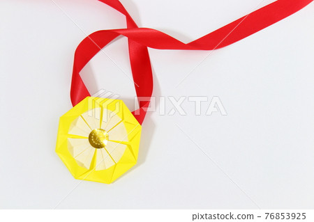 黃色摺紙獎牌【白底簡單複制空間】 黃色摺紙獎牌【白底簡單複制空間】 76853925