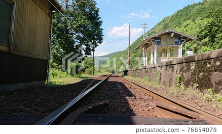 從山口縣岩國市錦川鐵道橋野站的鐵路道口看到的線路 76854078