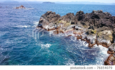 漂浮在日本海的山口縣萩市愛之島的岩石海岸和白波 76854079