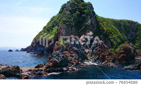 漂浮在日本海的山口縣萩市愛之島的岩岸 漂浮在日本海的山口縣萩市愛之島的岩岸 76854080