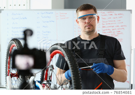 Master blogger demonstrates camera how to properly repair bicycle Master blogger demonstrates camera how to properly repair bicycle 76854081