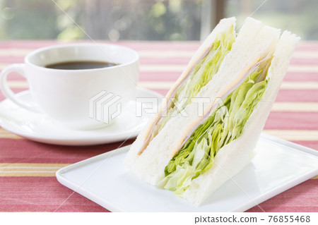 美味火腿生菜芝士三明治(三角三明治)和咖啡 美味火腿生菜芝士三明治(三角三明治)和咖啡 76855468