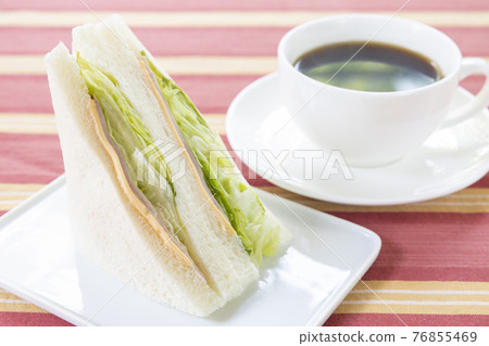 美味火腿生菜芝士三明治(三角三明治)和咖啡 美味火腿生菜芝士三明治(三角三明治)和咖啡 76855469