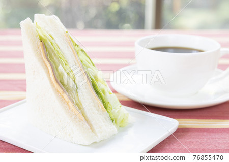 美味火腿生菜芝士三明治(三角三明治)和咖啡 美味火腿生菜芝士三明治(三角三明治)和咖啡 76855470
