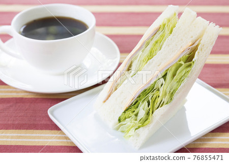 美味火腿生菜芝士三明治(三角三明治)和咖啡 美味火腿生菜芝士三明治(三角三明治)和咖啡 76855471