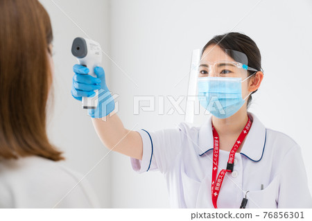 護士用非接觸式溫度計測量體溫 76856301
