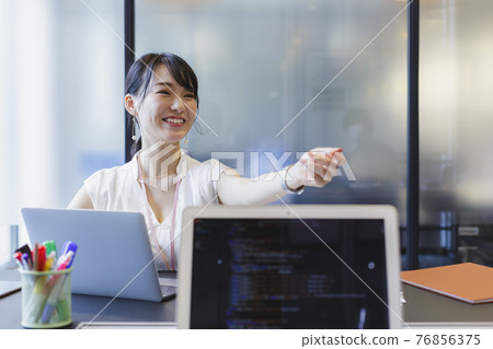 在辦公桌前工作的女性商業場景 76856375