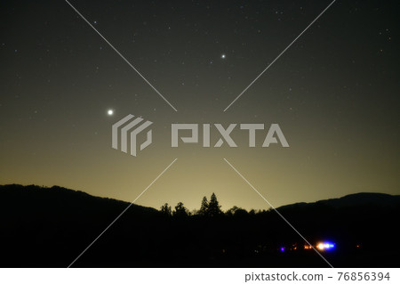 木星和土星在北斗市白州町的東南天空升起 76856394