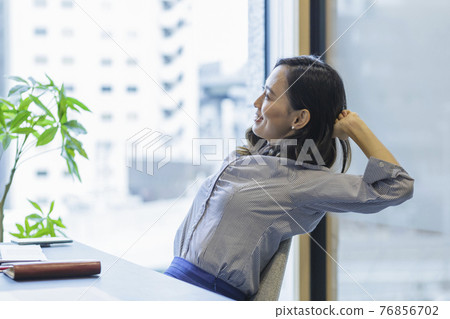 在辦公桌前生長的女性商業場景 76856702