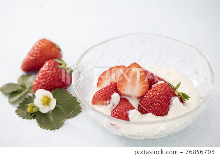在一個玻璃碗的草莓酸奶有白色背景 76856703