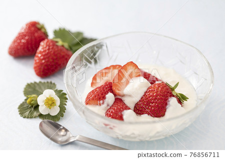 在一個玻璃碗的草莓酸奶有白色背景 在一個玻璃碗的草莓酸奶有白色背景 76856711