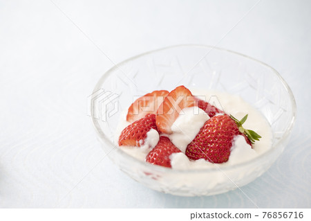 在一個玻璃碗的草莓酸奶有白色背景 76856716