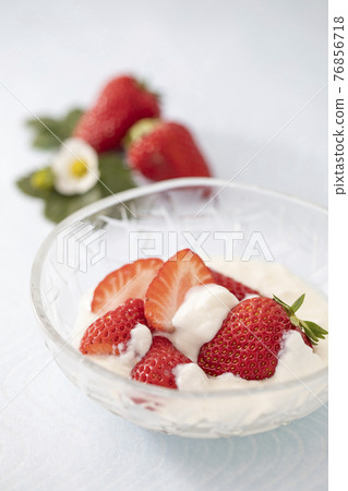 在一個玻璃碗的草莓酸奶有白色背景 在一個玻璃碗的草莓酸奶有白色背景 76856718