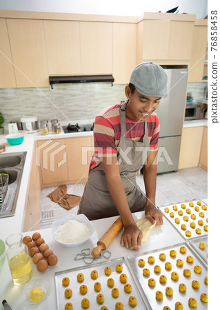 man put nastar cake on a plastic container box man put nastar cake on a plastic container box 76858458