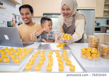 muslim family cooking nastar tart at home muslim family cooking nastar tart at home 76858484