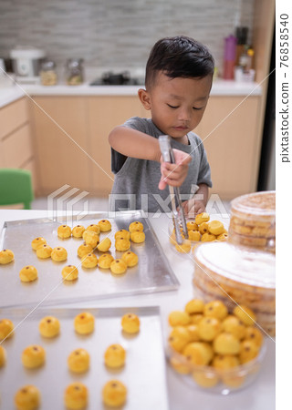 boy playing with nastar cake boy playing with nastar cake 76858540
