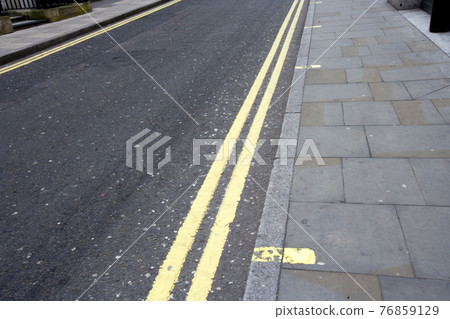 Double yellow line on London street Double yellow line on London street 76859129