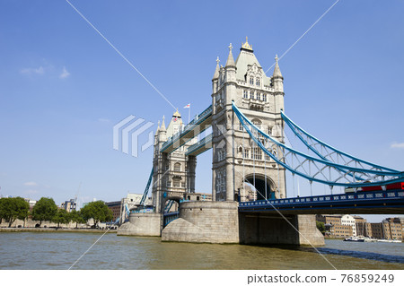 Tower Bridge in London 76859249