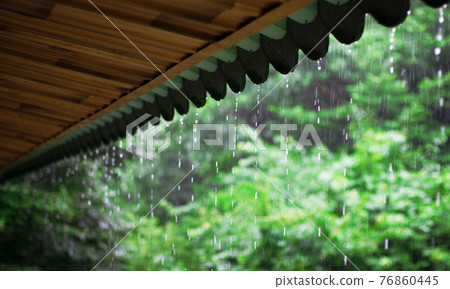 雨落在屋簷下 76860445