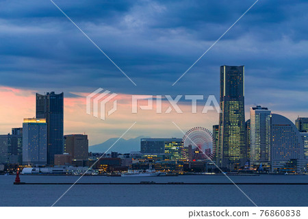 Yokohama / Minato Mirai 21 Office Whole Building Illuminated (TOWERS Milight) Yokohama / Minato Mirai 21 Office Whole Building Illuminated (TOWERS Milight) 76860838