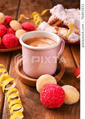 Espersso coffee Traditional sweet pastries during the carnival period in italy. Street food, round Espersso coffee Traditional sweet pastries during the carnival period in italy. Street food, round 76863933