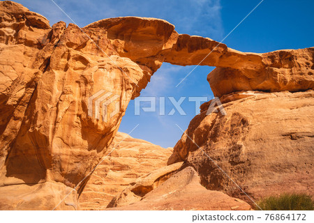 Um Fruth rock bridge in wadi rum desert, jordan Um Fruth rock bridge in wadi rum desert, jordan 76864172
