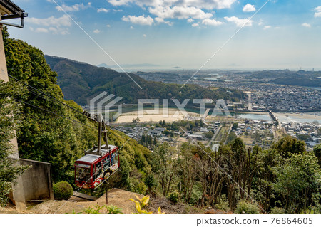 從山口縣岩國市岩國城空中纜車眺望菊甲公園 從山口縣岩國市岩國城空中纜車眺望菊甲公園 76864605