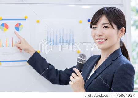 提出與麥克風的女商人 76864927