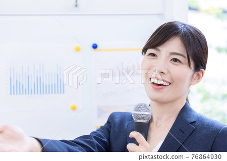 提出與麥克風的女商人 76864930