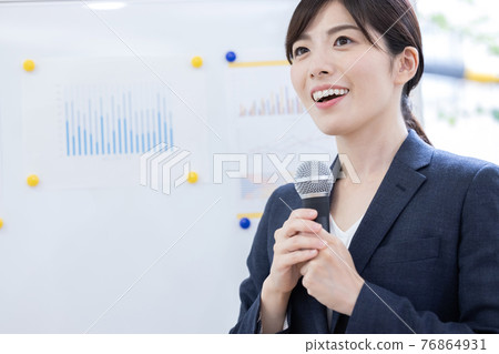 提出與麥克風的女商人 76864931