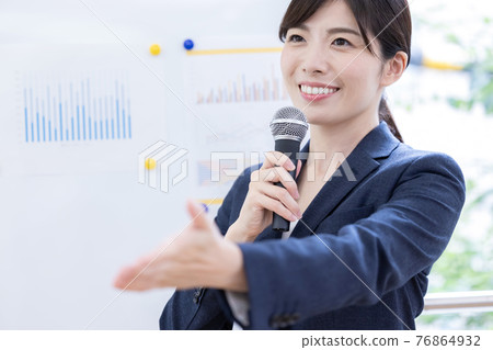 提出與麥克風的女商人 76864932