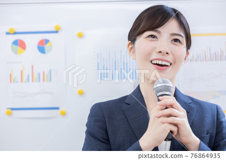 提出與麥克風的女商人 76864935