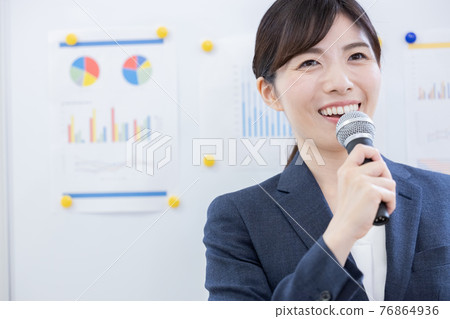 提出與麥克風的女商人 提出與麥克風的女商人 76864936