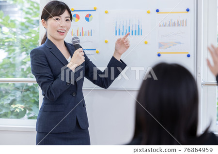 提出與麥克風的女商人 76864959