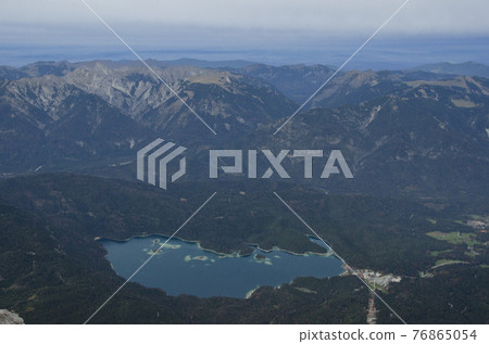 Alpine mountains and Lake Ipe seen from Zugspitze 76865054