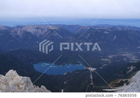 從楚格峰看到的高山和伊佩湖 從楚格峰看到的高山和伊佩湖 76865056