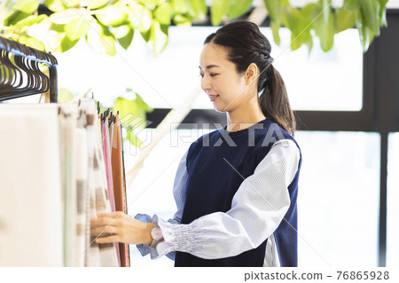 選擇布料的婦女 76865928