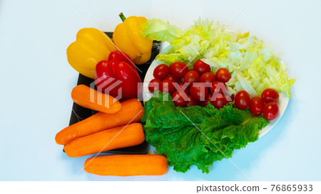 充滿活力和能量的新鮮蔬菜沙拉配料 76865933