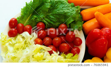 充滿活力和能量的新鮮蔬菜沙拉配料 76865941