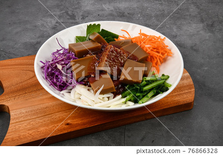 Tossed with acorn jelly 76866328