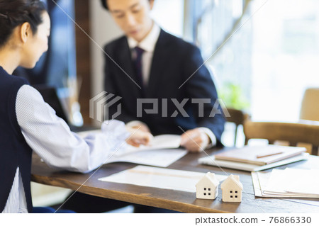 Real estate explanation businessman 76866330