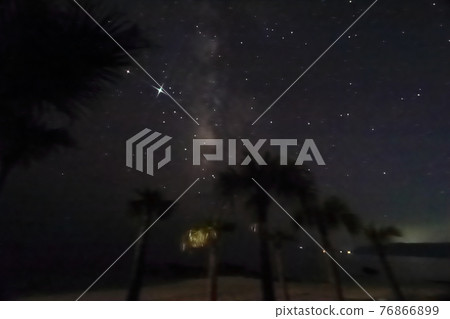 奄美大島安海岸彷彿是熱帶國家的星空夜景 76866899