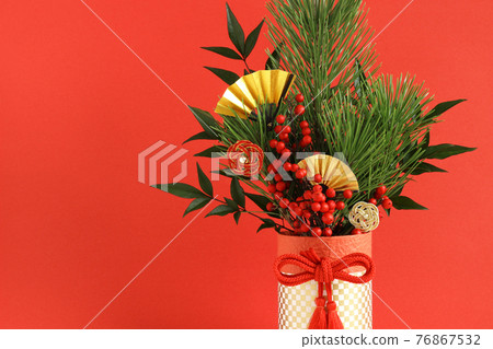 A pine tree A pine tree 76867532