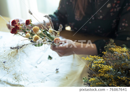 一個女人用乾花做贓物 76867641