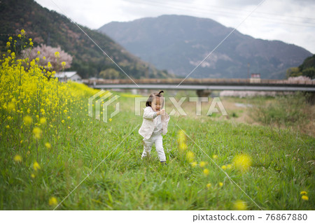 Spring rape blossoms, cherry blossoms and children 76867880
