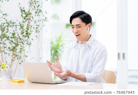 中年男子召開遠程辦公網絡會議 76867945